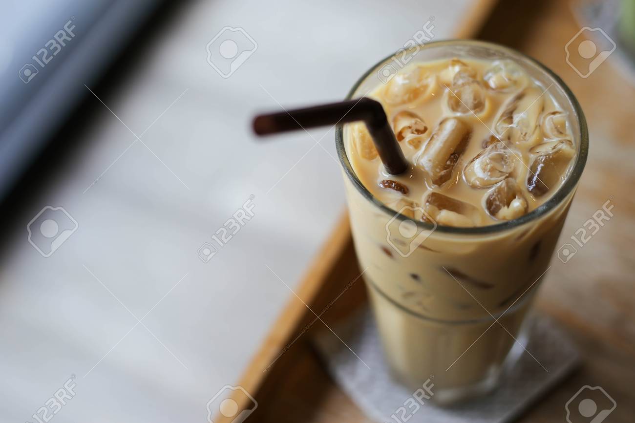 Напиток 10 букв. День холодного напитками. Холодный кофе coffee break. Фраппе коктейль. Айс кофе фон.