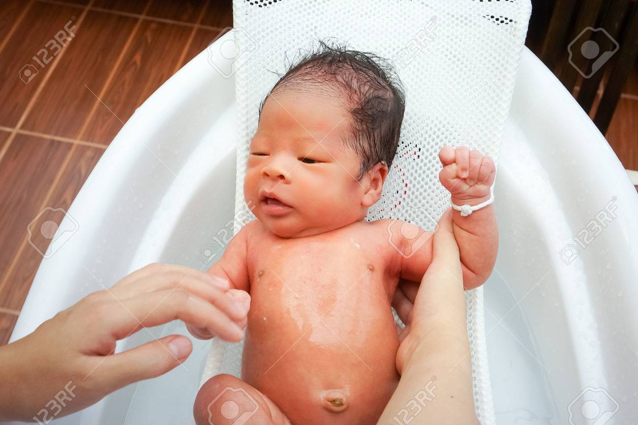 Premier Bain D Un Bebe Nouveau Ne Dans Une Baignoire Banque D Images Et Photos Libres De Droits Image