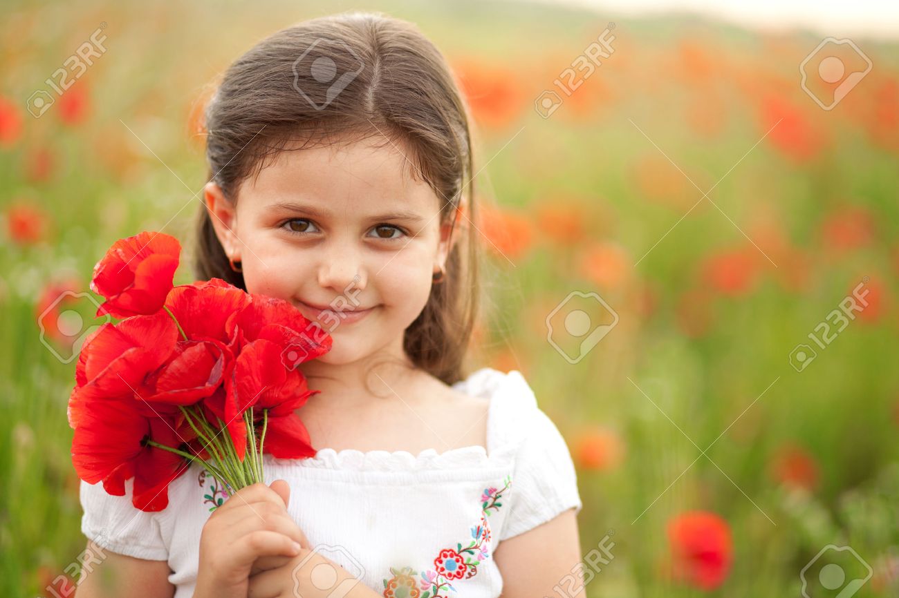花束の花を保持にケシ畑でかわいい女の子のクローズ アップ ポピーの女の子 ポピーと幸せな子供 の写真素材 画像素材 Image 花束の花を保持にケシ畑でかわいい女の子のクローズ アップ ポピーの女の子 ポピーと幸せな子供 の写真素材 画像素材 Image