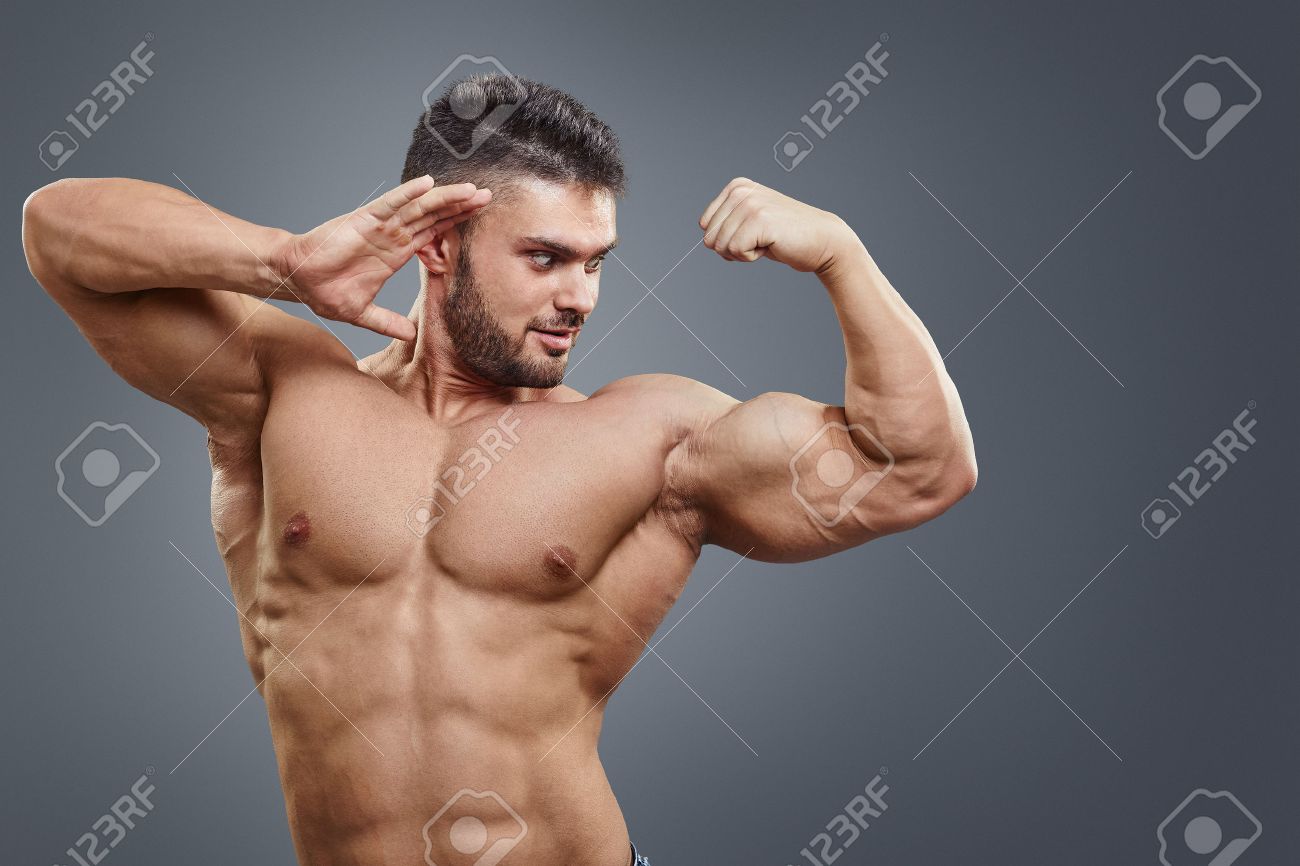 人間の上腕の筋肉の成長の概念 強い男の灰色の背景に分離された彼のたくましい腕に驚く の写真素材 画像素材 Image 人間の上腕の筋肉の成長の概念 強い男の灰色の背景に分離された彼のたくましい腕に驚く の写真素材 画像素材 Image
