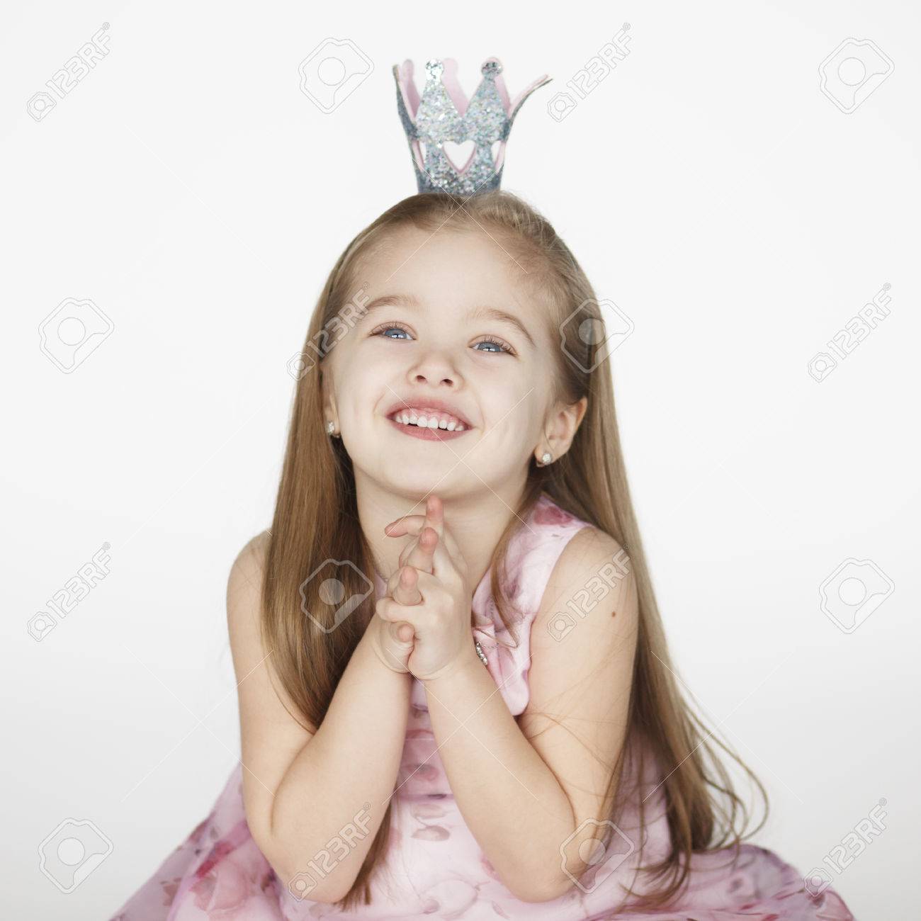 かわいい女の子一人っ子を探して 何かを期待して懇願するような 一緒に手を繋いでいる王女の子供 の写真素材 画像素材 Image