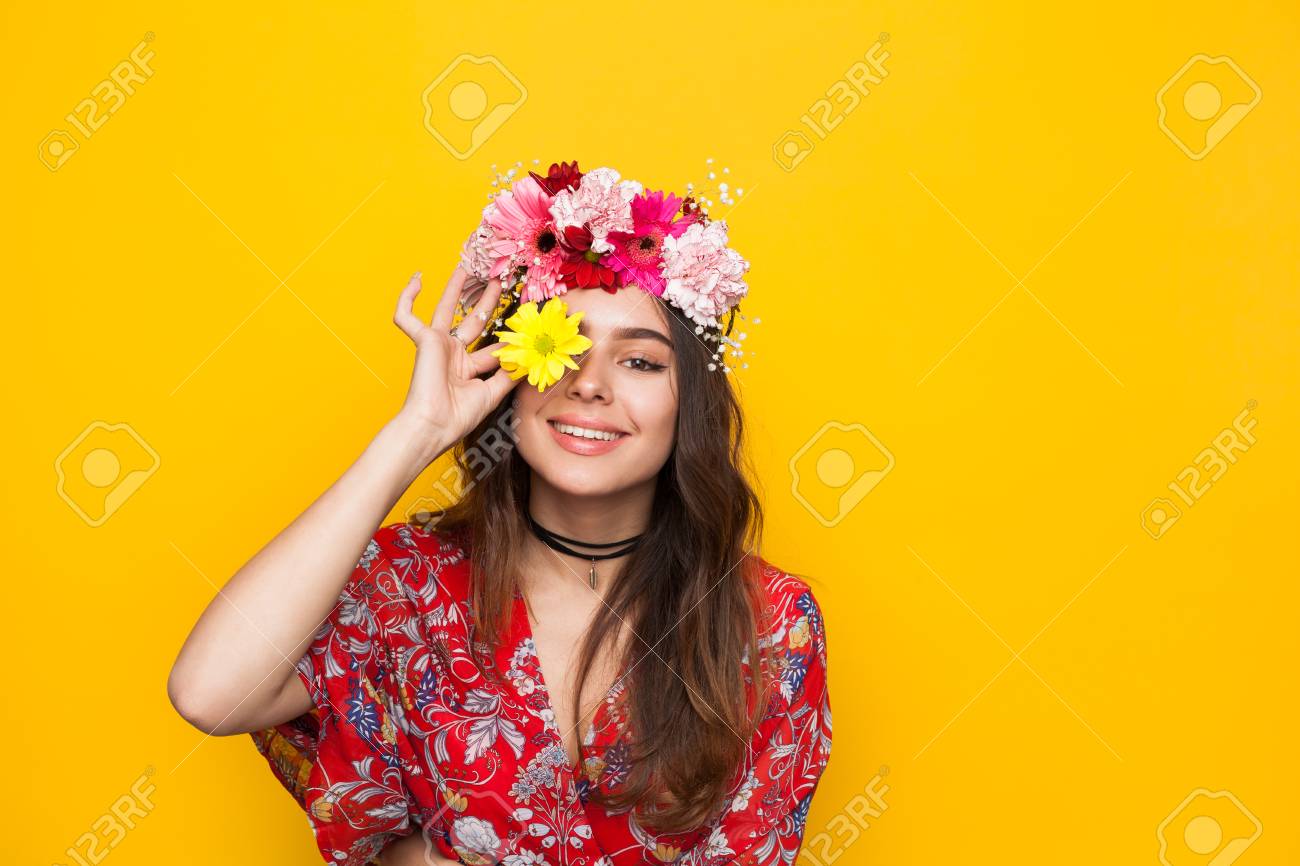 うれしそうな女性が花を持つポーズの写真素材・画像素材 Image 81436324