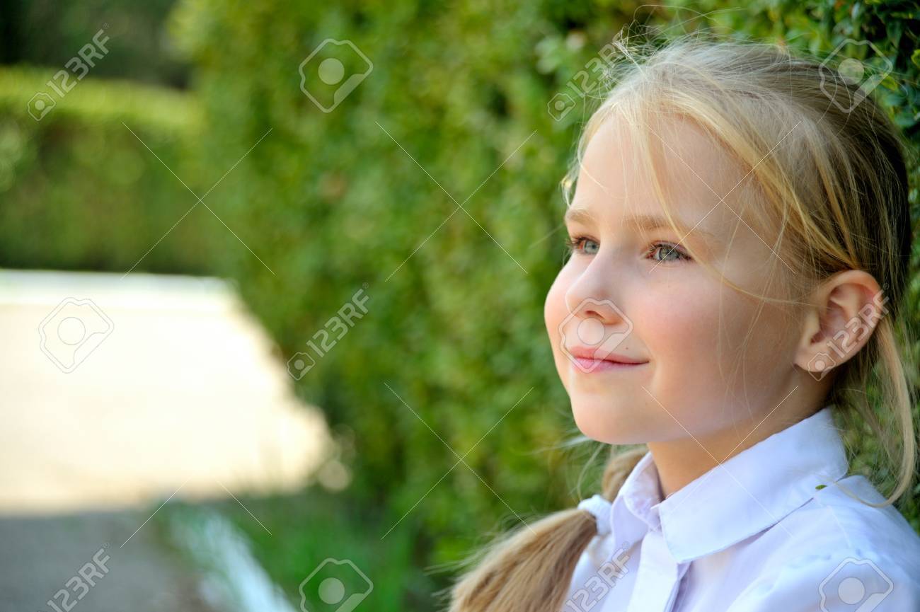 Belle Petite Fille En Blouse Blanche Close Up De Profil Sur Fond Vert Du Parc De La Ville D Ete Banque D Images Et Photos Libres De Droits Image Belle Petite Fille En Blouse Blanche Close Up De Profil Sur Fond Vert Du Parc De La Ville D Ete Banque D Images Et Photos Libres De Droits Image