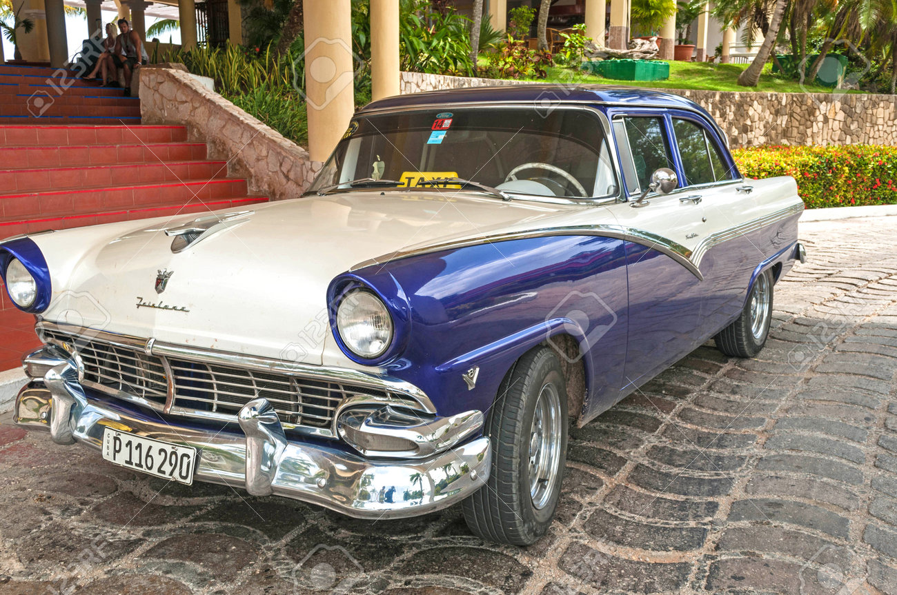Guardalavaca キューバ 15 年 6 月 16 日 米国製車キューバ革命前にインポートしたが 50 年以上後にまだ実行されている無数のヴィンテージの 1 つ古典的な 1950 年代アメリカ タクシー運賃ホテル外で待っています の写真素材 画像素材 Image