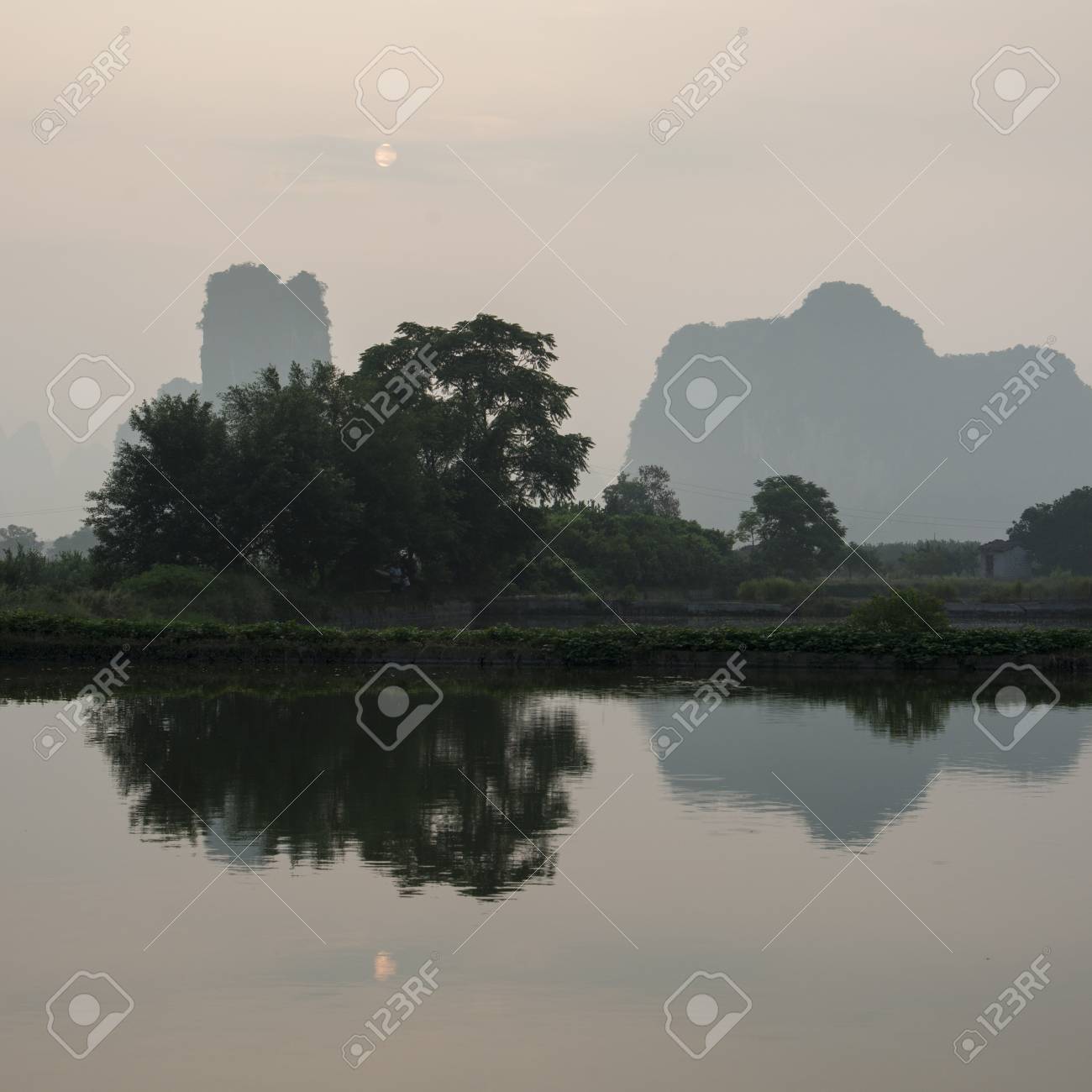 中国広西省桂林 陽朔 ユーロン川に木の反射 の写真素材 画像素材 Image