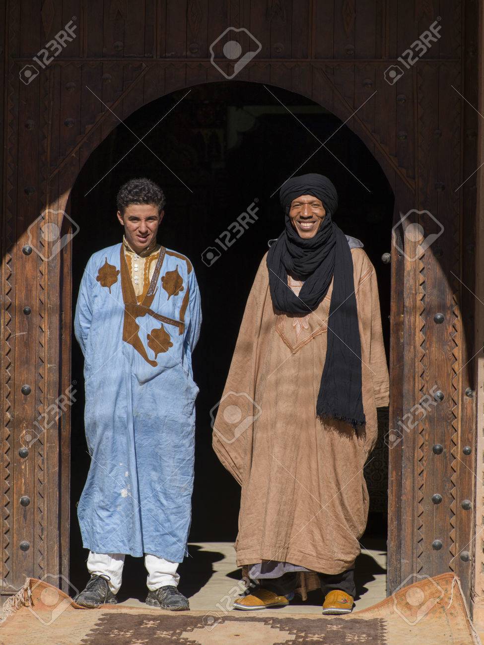 ワルザザート モロッコ エアアラビア マッサ ドラー 建物の入り口に立っている 2 人の男性 の写真素材 画像素材 Image
