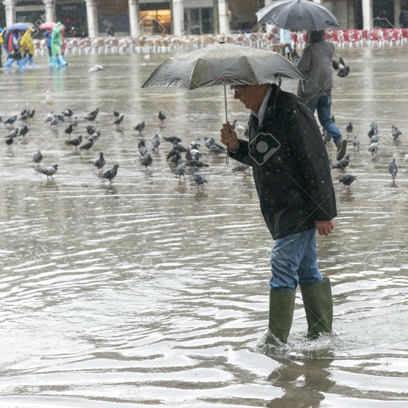 Man Geht Auf Uberschwemmte Strasse Mit Regenschirm Bei Regen Venedig Veneto Italien Lizenzfreie Fotos Bilder Und Stock Fotografie Image 68469536