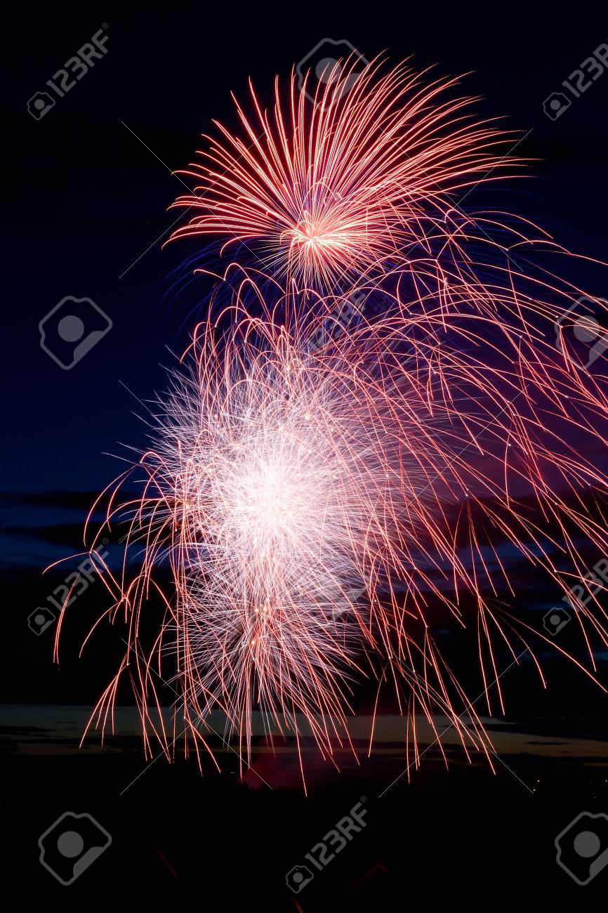 曇り夜時間空と明るいと Coloufull 花火 の写真素材 画像素材 Image