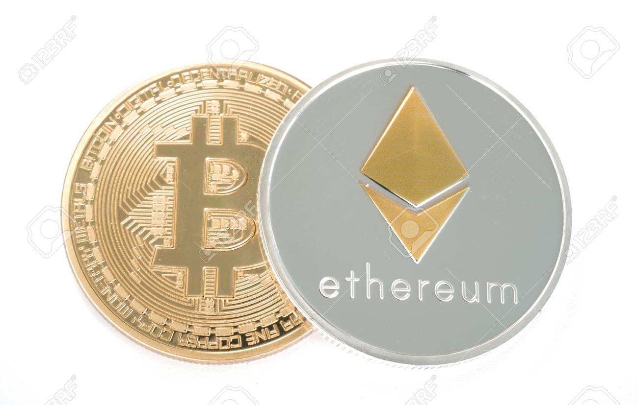 暗号通貨の本物のコイン。シルバーイーテリウムとゴールデンビットコイン。白い背景に隔離の写真素材・画像素材 Image 92614687