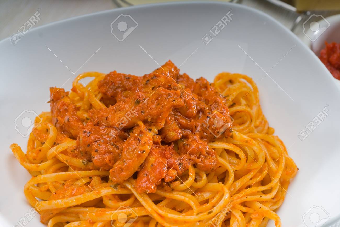 Pates Italiennes Spaghetti A La Tomate Maison Et Sauce Au Poulet