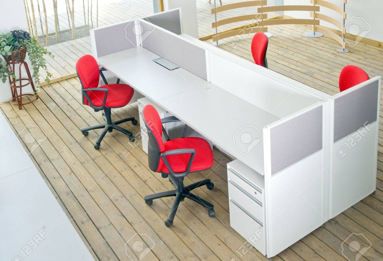https://previews.123rf.com/images/keko64/keko641108/keko64110800016/20311103-office-desks-and-red-chairs-cubicle-set-view-from-top-over-wood-flooring.jpg