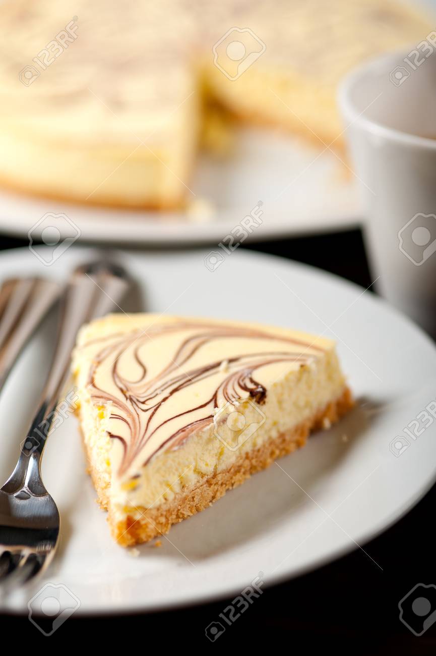 新鮮な焼きたてのチョコレートのトッピングとエスプレッソ コーヒー クラシック チーズ ケーキ の写真素材 画像素材 Image 新鮮な焼きたてのチョコレートのトッピングとエスプレッソ コーヒー クラシック チーズ ケーキ の写真素材 画像素材 Image