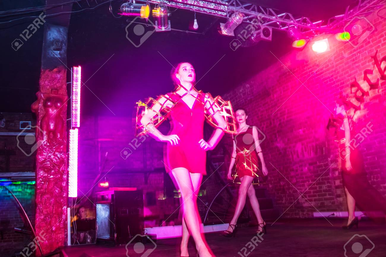 ロシア キーロフ 16 年 11 月 26 日 16 年にキーロフ市黒薔薇のナイトクラブでパフォーマンス アート カオスのファッションします の写真素材 画像素材 Image