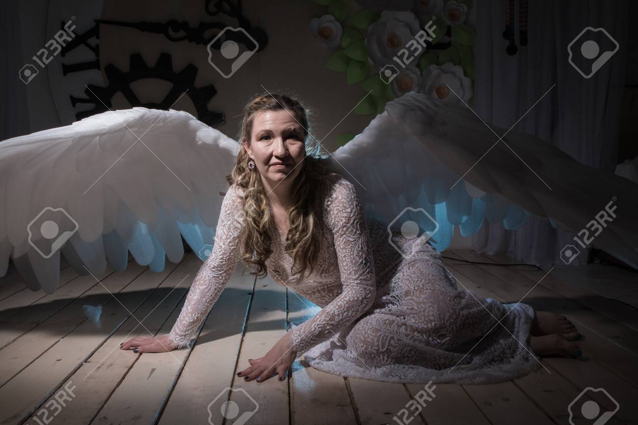 天使のように白い翼を持つ白いドレスで醜い女性がしようとしています の写真素材 画像素材 Image 天使のように白い翼を持つ白いドレスで醜い女性がしようとしています の写真素材 画像素材 Image