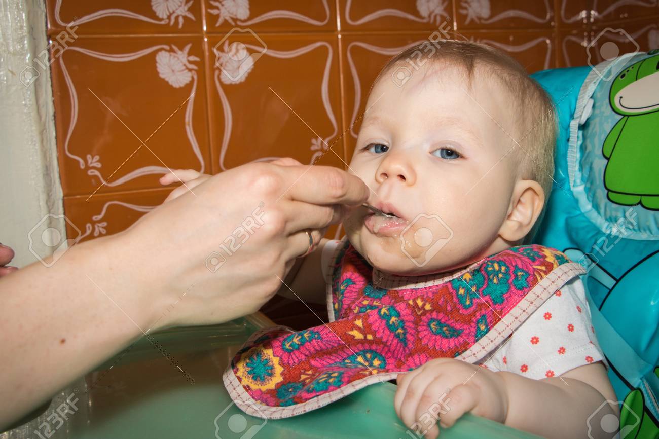 Le Bebe Mange De La Puree De La Cuillere Qui Est Dans La Main De Sa Mere Banque D Images Et Photos Libres De Droits Image Le Bebe Mange De La Puree De La Cuillere Qui Est Dans La Main De Sa Mere Banque D Images Et Photos Libres De Droits Image