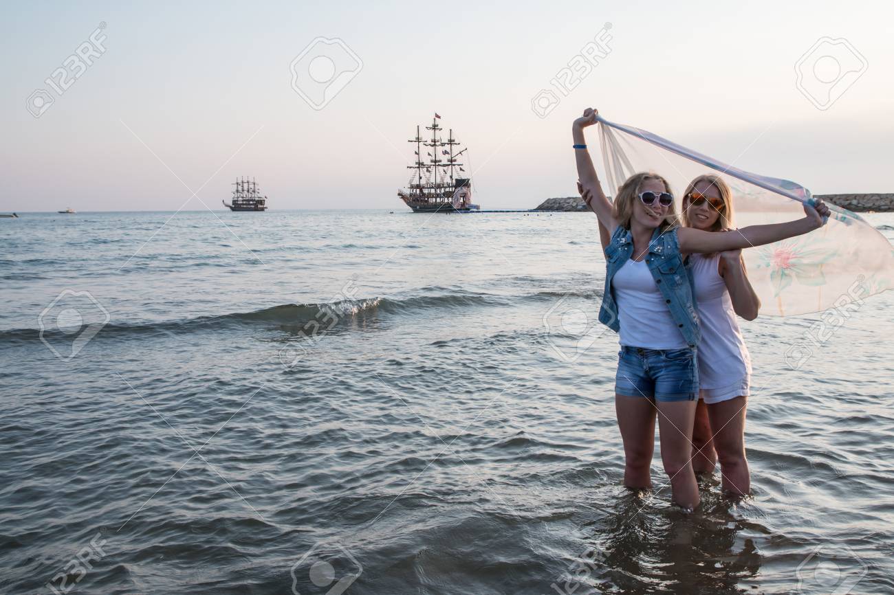 мать и дочь в море Две Блондинки На Пляже У Моря Или Океана. Мать И Дочь Веселятся Вместе  Фотография, картинки, изображения и сток-фотография без роялти. Image  91493344