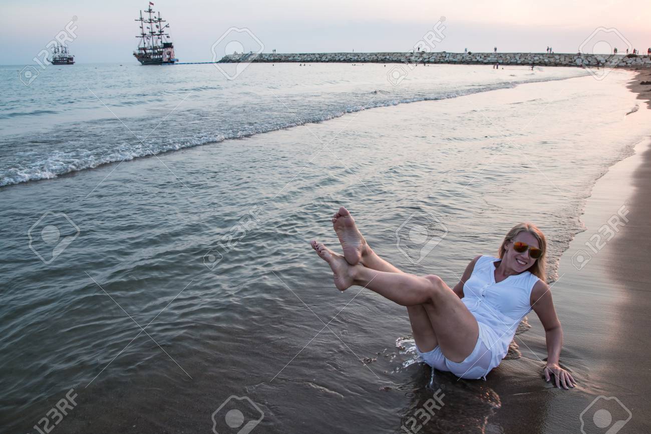 Mulher Loira Na Praia Perto Do Mar Ou Oceano À Noite Durante O Pôr Do Sol  Fotos, retratos, imágenes y fotografía de archivo libres de derecho. Image  93528065