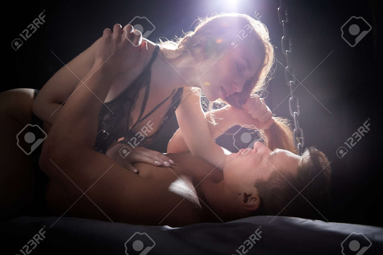 Sexspiele Für Erwachsene. Paare, Die Sexuelle Spiele Spielen. Paar Mann Und  Frau Mit Kette Auf Dem Bett. Sexuelle Beziehungen, Sorge.  Leidenschaftliches Umarmungs-Liebesspiel. Junges Sexy Paar Auf Dunklem  Hintergrund Mit Schönem Licht Lizenzfreie