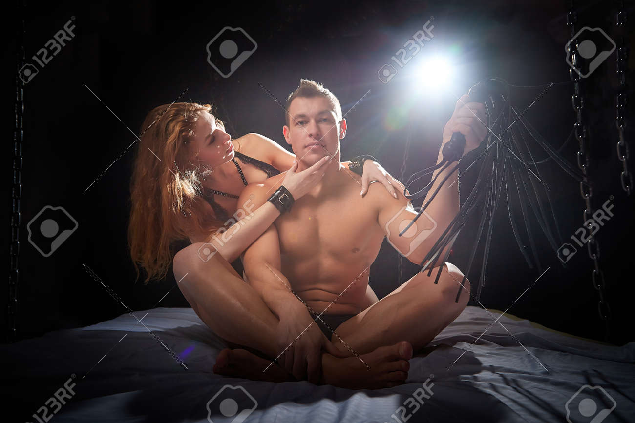Sexspiele Für Erwachsene. Paare, Die Sexuelle Spiele Spielen. Paar Mann Und  Frau Mit Kette Auf Dem Bett. Sexuelle Beziehungen, Sorge.  Leidenschaftliches Umarmungs-Liebesspiel. Junges Sexy Paar Auf Dunklem  Hintergrund Mit Schönem Licht Lizenzfreie