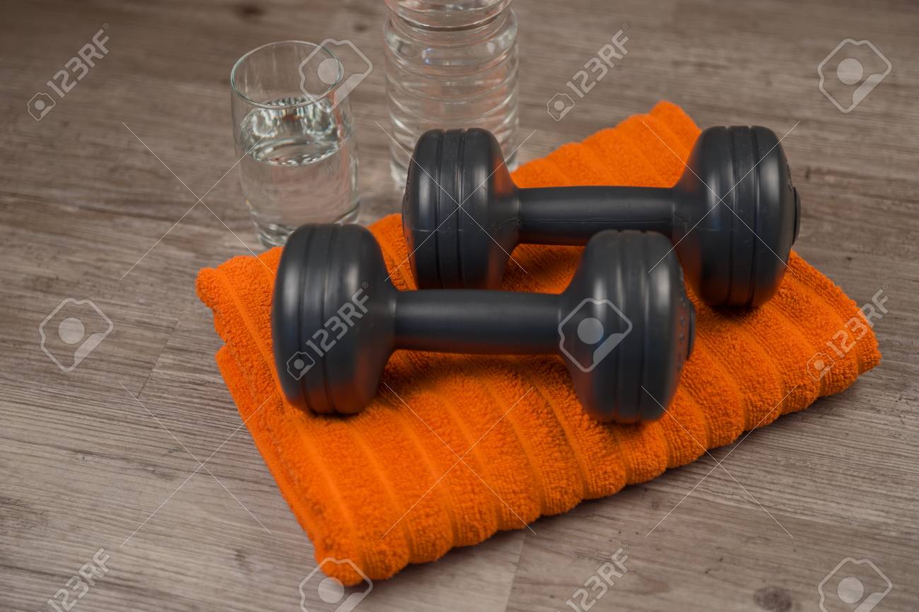 ダンベルや水の入ったペットボトルとフィットネスの概念 の写真素材 画像素材 Image