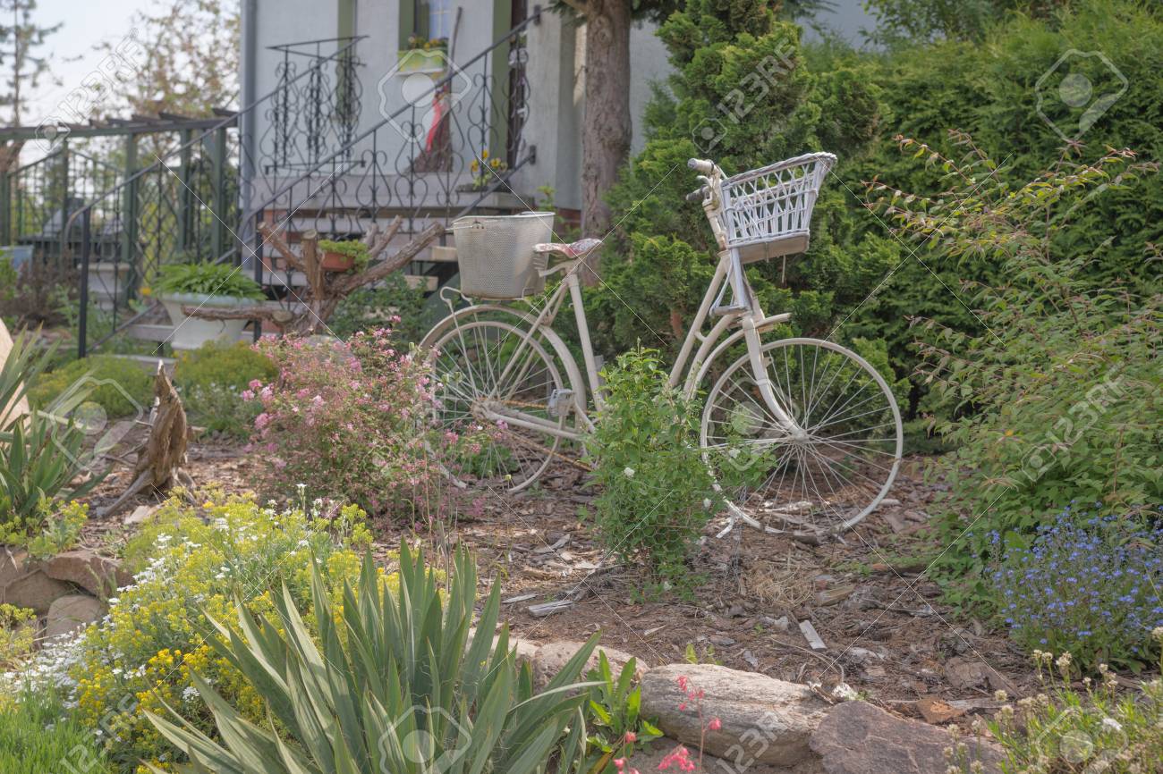 Vieux Vélo Blanc Dans Le Jardin Comme Décoration Banque D\'Images Et ... Vieux Vélo Blanc Dans Le Jardin Comme Décoration Banque D\'Images Et ...