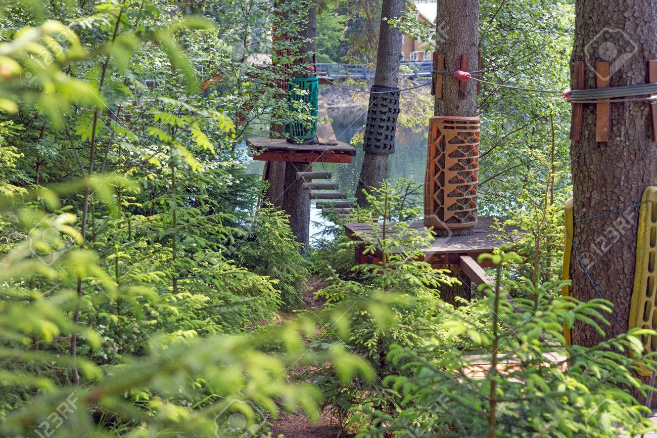 木登り公園 森の冒険遊び場 の写真素材 画像素材 Image