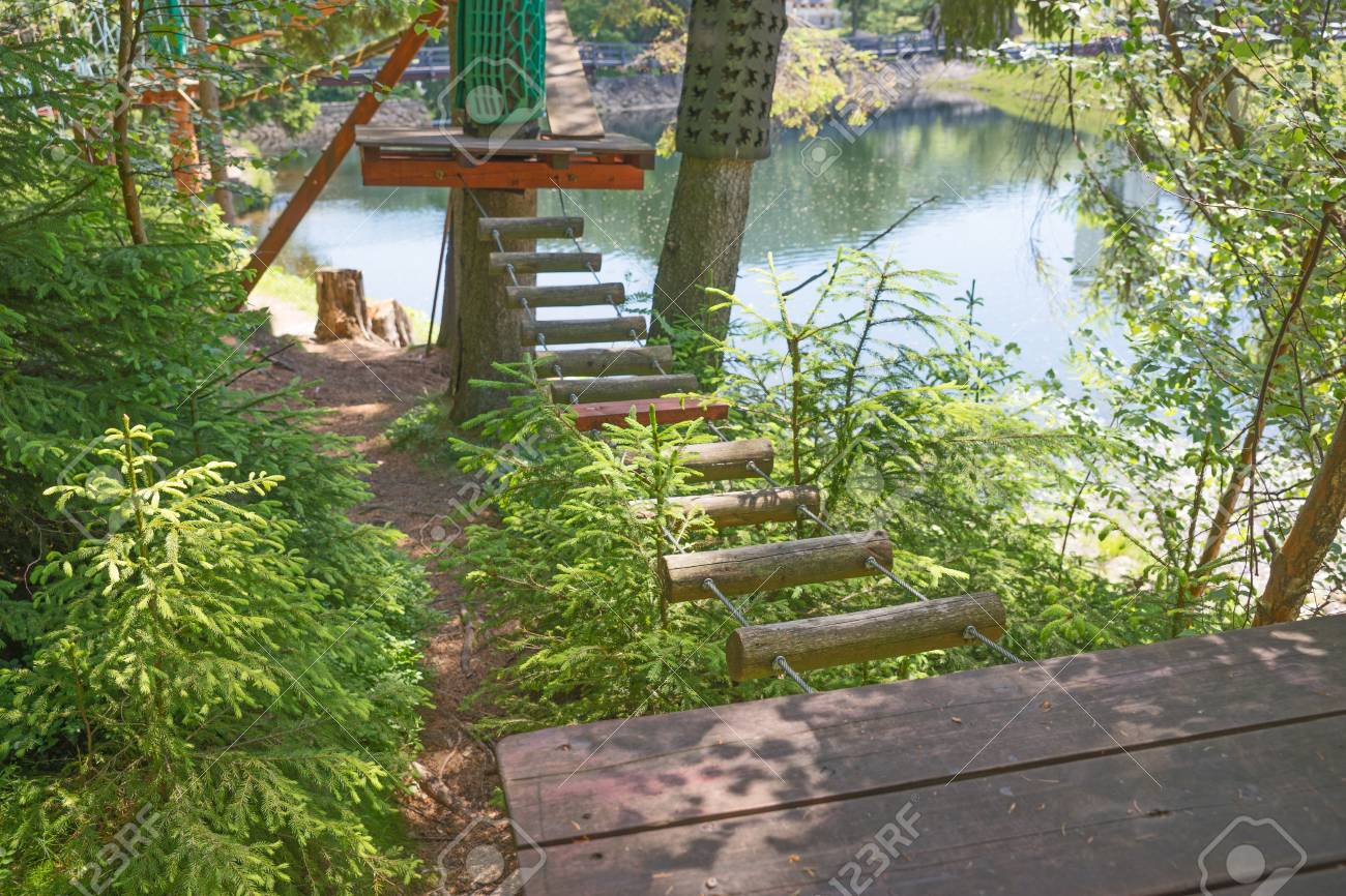 木登り公園 森の冒険遊び場 の写真素材 画像素材 Image