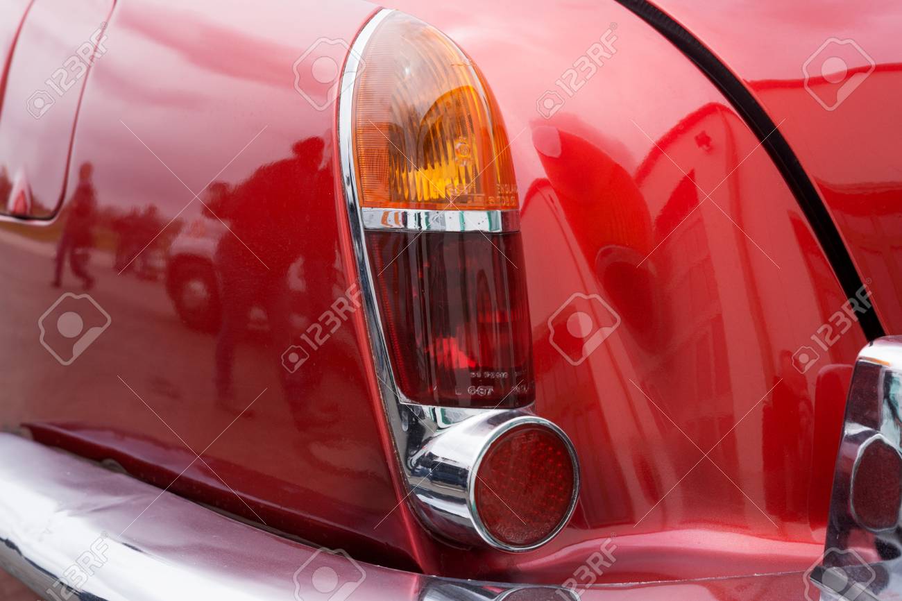 赤い古いレトロな車がバックライトのクローズ アップ の写真素材 画像素材 Image 赤い古いレトロな車がバックライトのクローズ アップ の写真素材 画像素材 Image