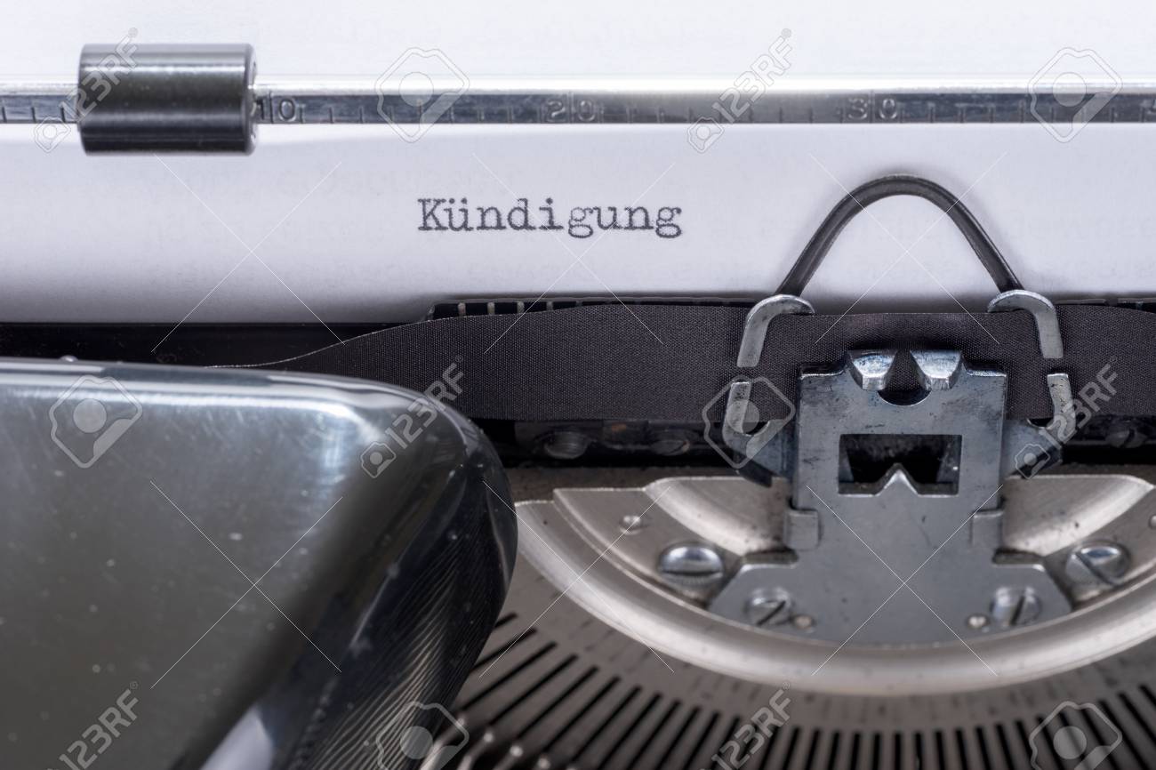古いレトロなタイプライターに書かれたクエンディグンドイツ語のテキスト の写真素材 画像素材 Image 9495
