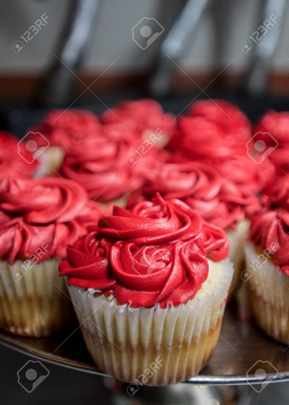 Cupcakes A La Vanille Avec Creme Au Beurre Rouge Sur Un Plat De