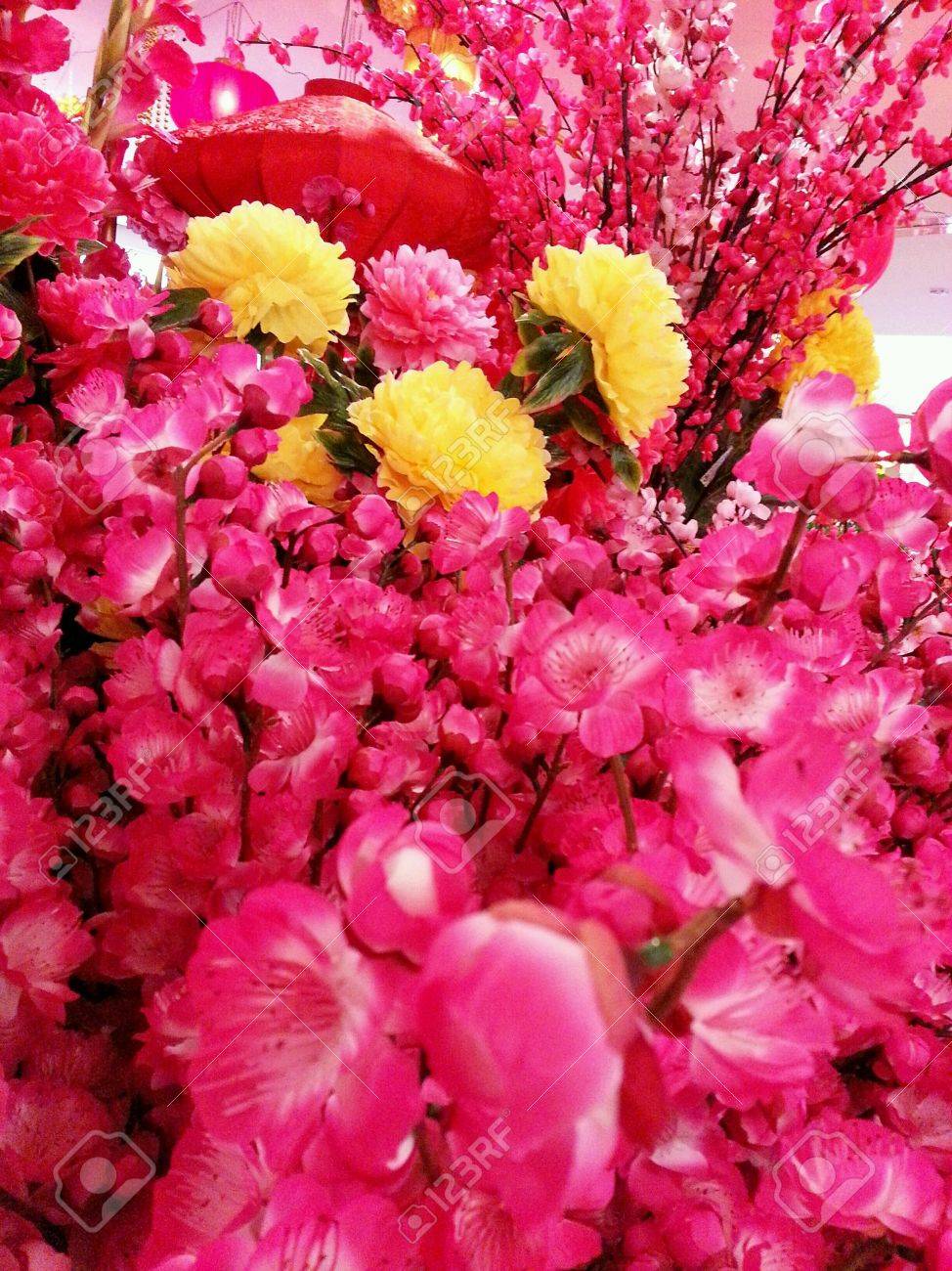 Brillantes Flores De La Decoración De Colores Y Faroles Para Año 