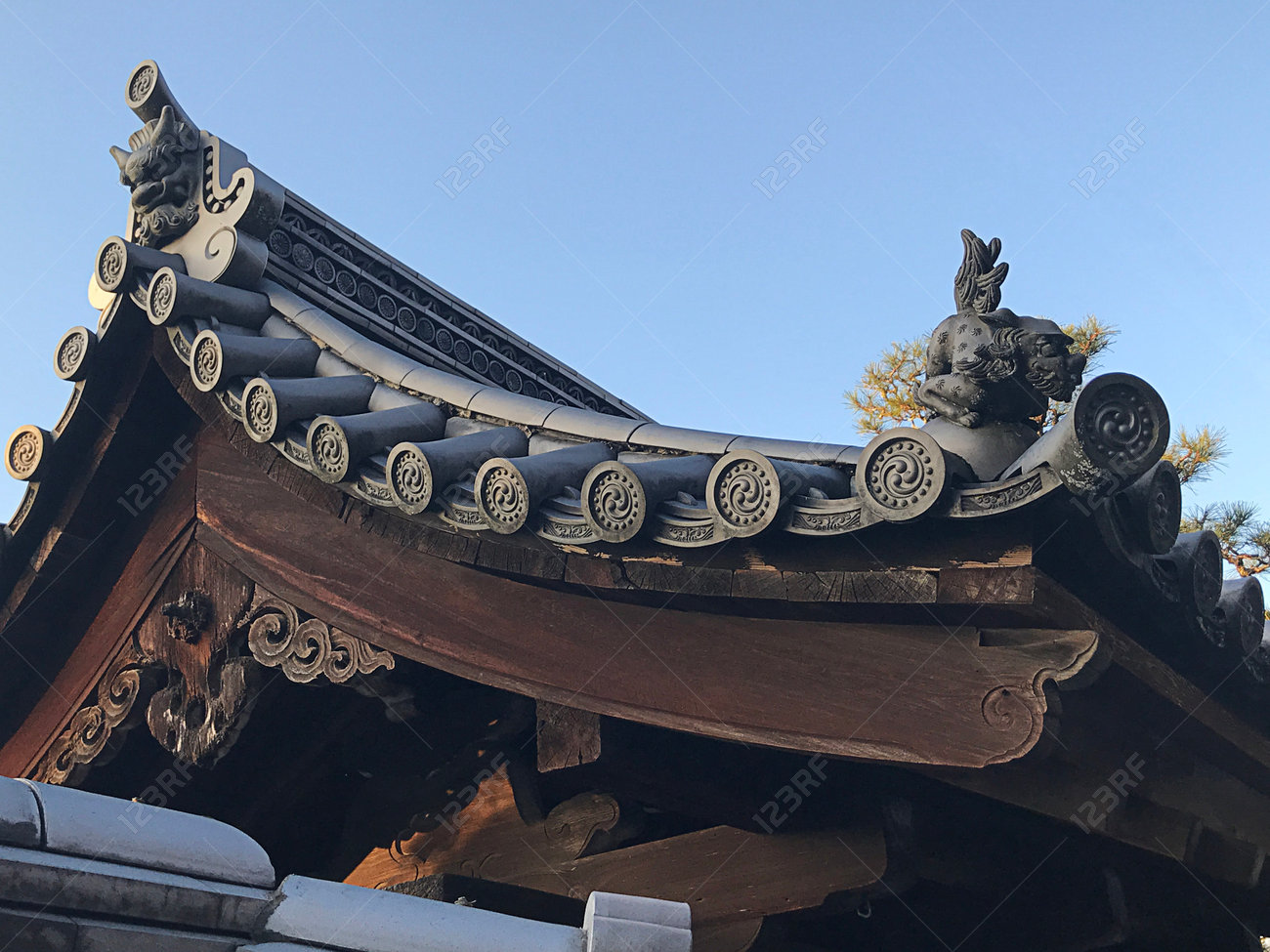 京都の古い建物の瓦