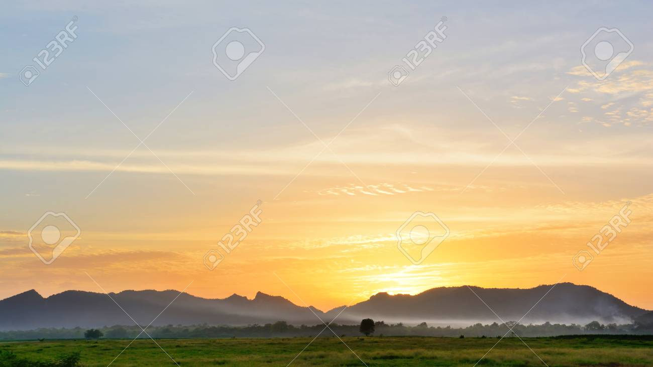 Foto De Fundo Do Por Do Sol Do Campo Ao Ar Livre Prado Primavera Natureza Sob O Ceu E As Nuvens Rural Pastagem Paisagem De Planicie Grama Fundo Fotos Retratos Imagenes Y Fotografia De