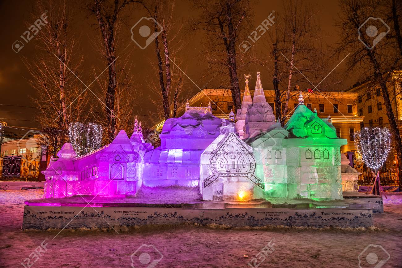 Hiver 2014 Soir Russie Moscou Le Jardin De L Hermitage Parc Educatif Russe Dans Le Cercle De La Famille La Sculpture De Glace Le Terem Des Contes De Fees De Pouchkine Banque D Images