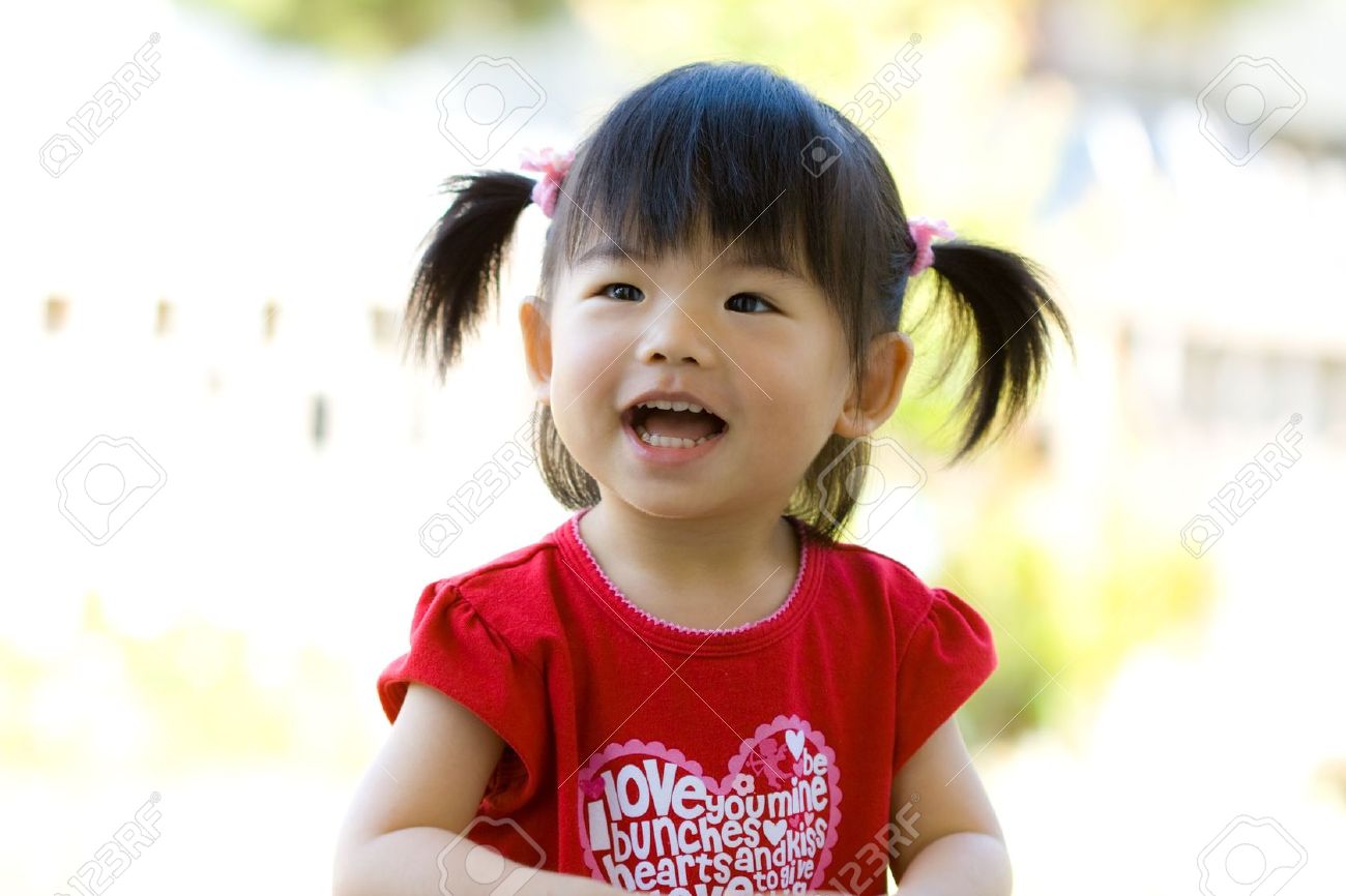 Маленькая девочка из китая. Маленький китаец. Самые красивые китаянки дети. Китаянка с ребенком. Китай маленькую девочку.