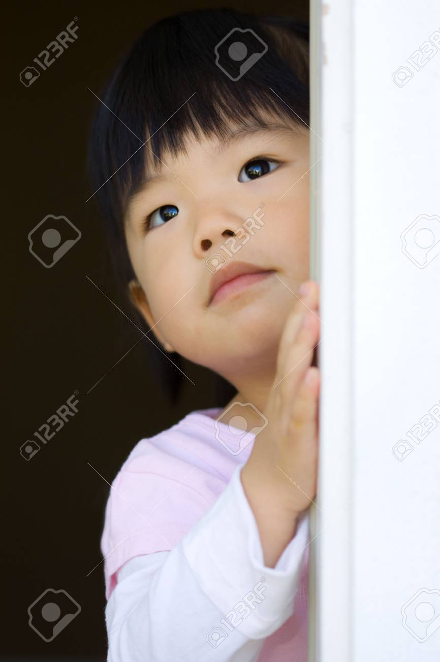 Shoot Portrait D Un Bebe Enfant D Asie Se Tient Debout Derriere Une Porte Banque D Images Et Photos Libres De Droits Image