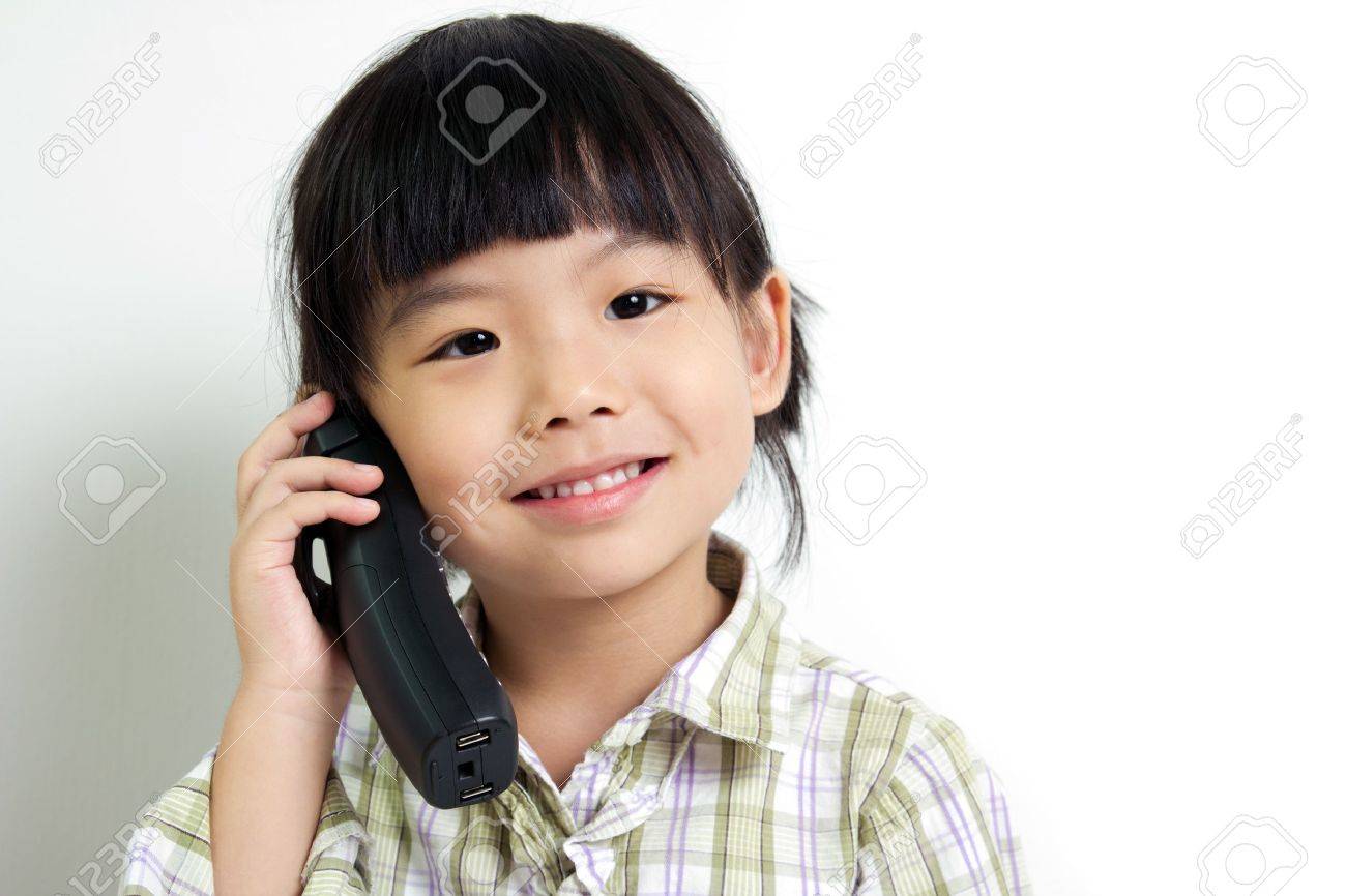小さな子供の携帯電話で話す の写真素材 画像素材 Image