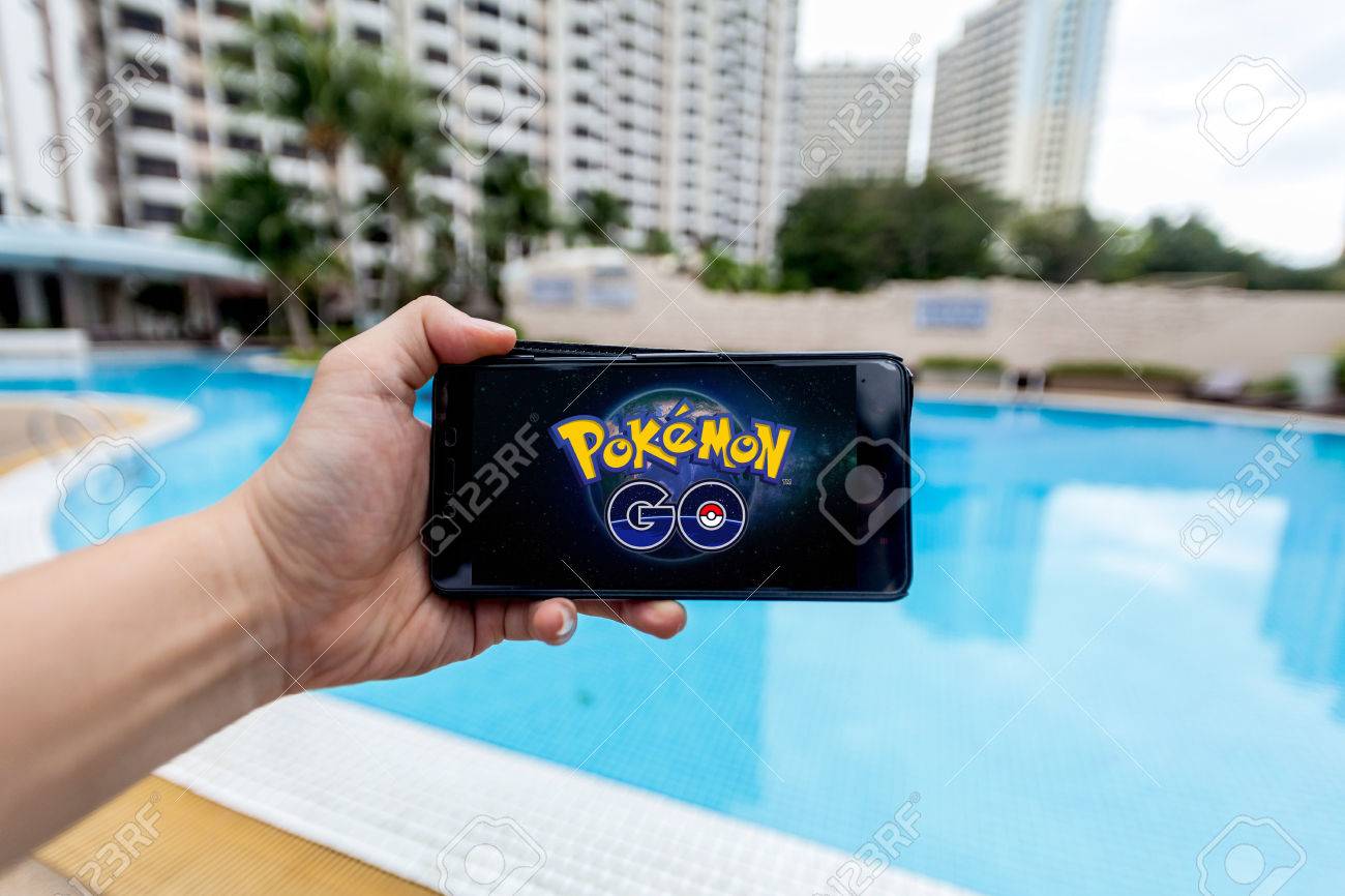 California, United States, 16 July 2016 : Hand Holding A Cellphone To Play  Pokemon Go With Blur Pool Background 正版图像123RF中国- 高质量免版税图像库. Image 60278460, image size:1300x866