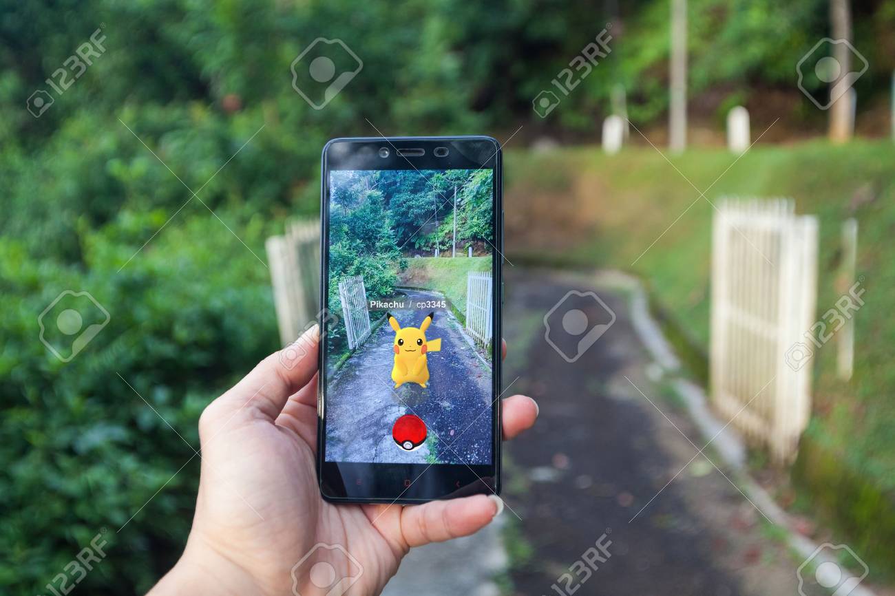 カリフォルニア アメリカ合衆国 16 年 7 月 23 日 ポケモン移動ゲームをプレイしながらスマート フォンを握って男のクローズ アップ の写真素材 画像素材 Image