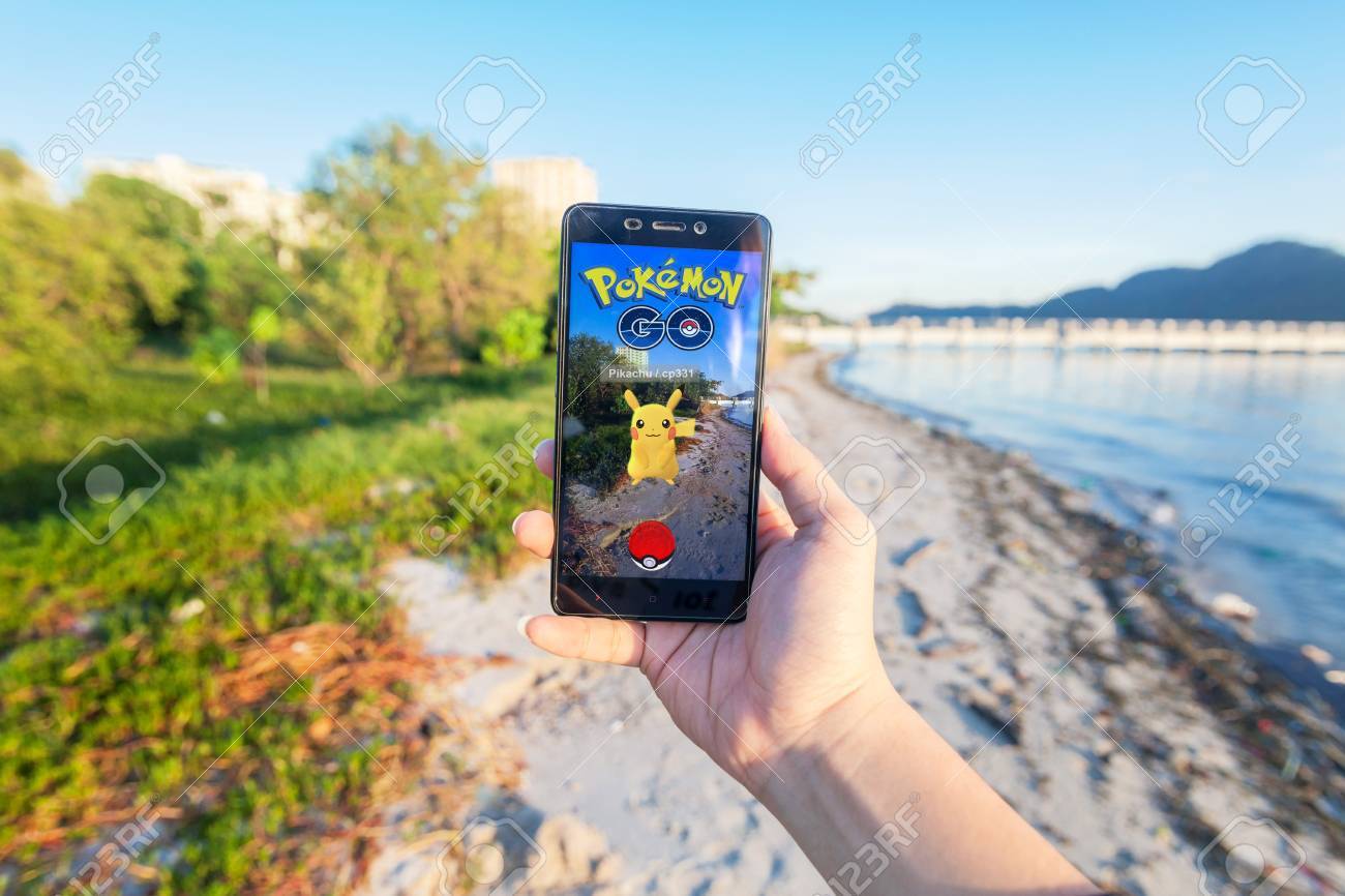 カリフォルニア州 アメリカ合衆国 16 年 7 月 の手を再生する携帯電話でポケモン行く背景をぼかし の写真素材 画像素材 Image カリフォルニア州 アメリカ合衆国 16 年 7 月 の手を再生する携帯電話でポケモン行く背景をぼかし の写真素材 画像素材 Image