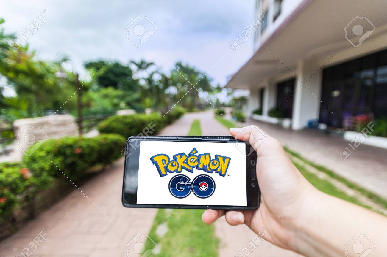 カリフォルニア州 アメリカ合衆国 16 年 7 月 16 日 手を再生する携帯電話でポケモン行く庭の背景をぼかし の写真素材 画像素材 Image
