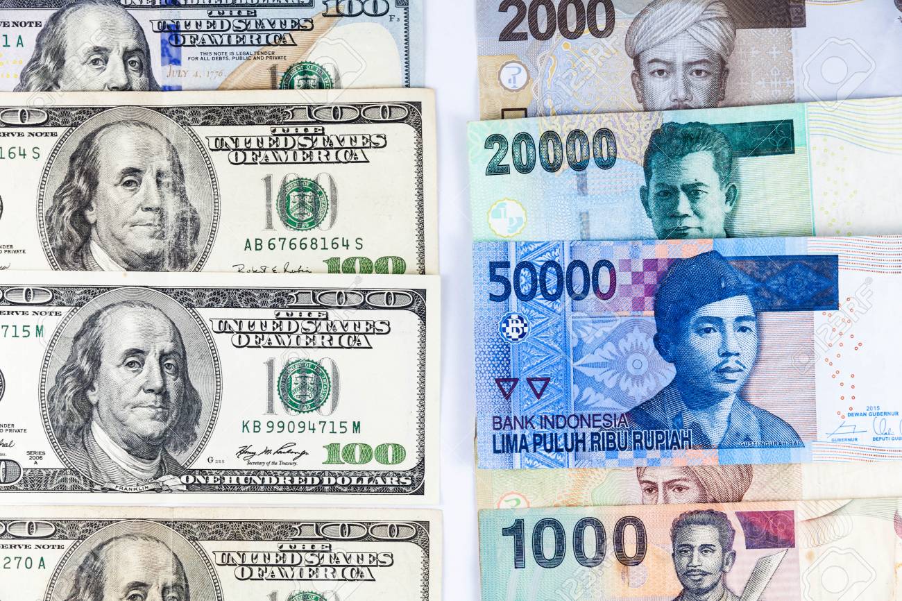 강한 통화 환율을 나타내는 미국 루피아 및 인도네시아 루피아의보기를 닫습니다. 로열티 무료 사진, 그림, 이미지 그리고 스톡포토그래피.  Image 71406386