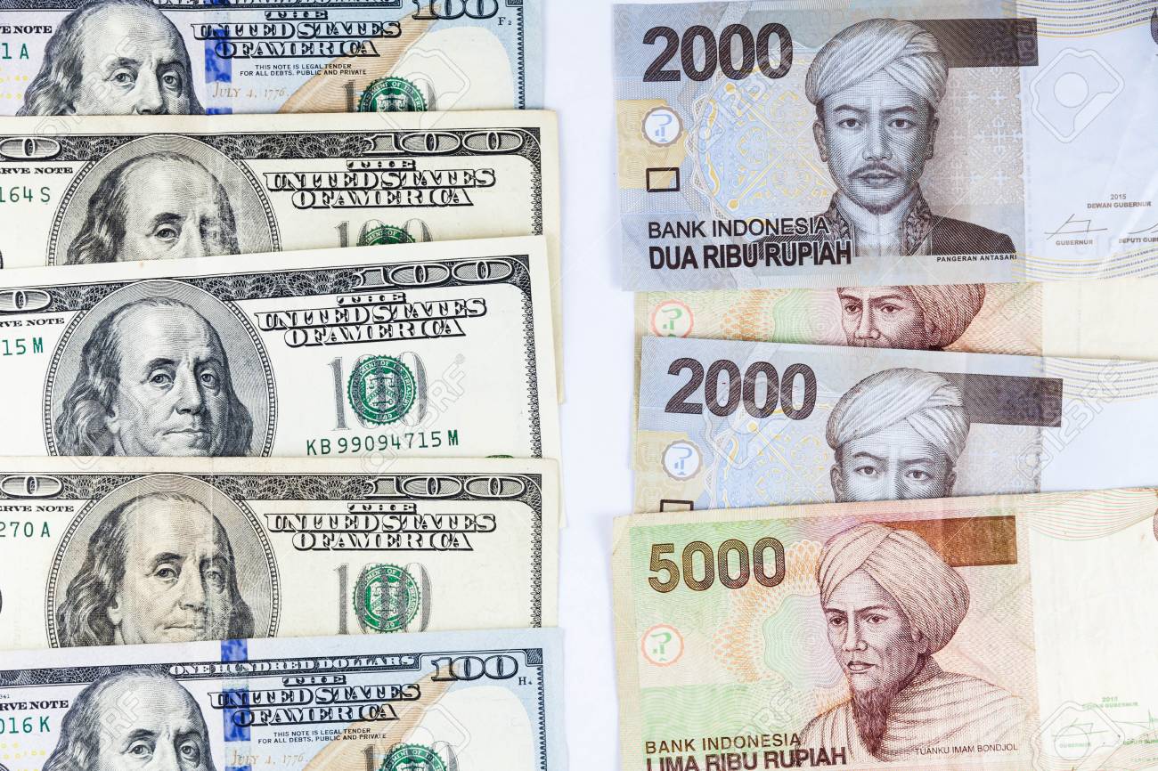 강한 통화 환율을 나타내는 미국 루피아 및 인도네시아 루피아의보기를 닫습니다. 로열티 무료 사진, 그림, 이미지 그리고 스톡포토그래피.  Image 71131165