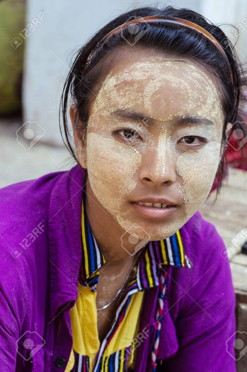 バゴー ミャンマー マッハ 4 15 女の子用田中ミャンマー マッハ 4 で 仏教寺院で正体不明の少女の伝統的なスキンケア ミャンマー バゴー社説のみ用 15年 の写真素材 画像素材 Image