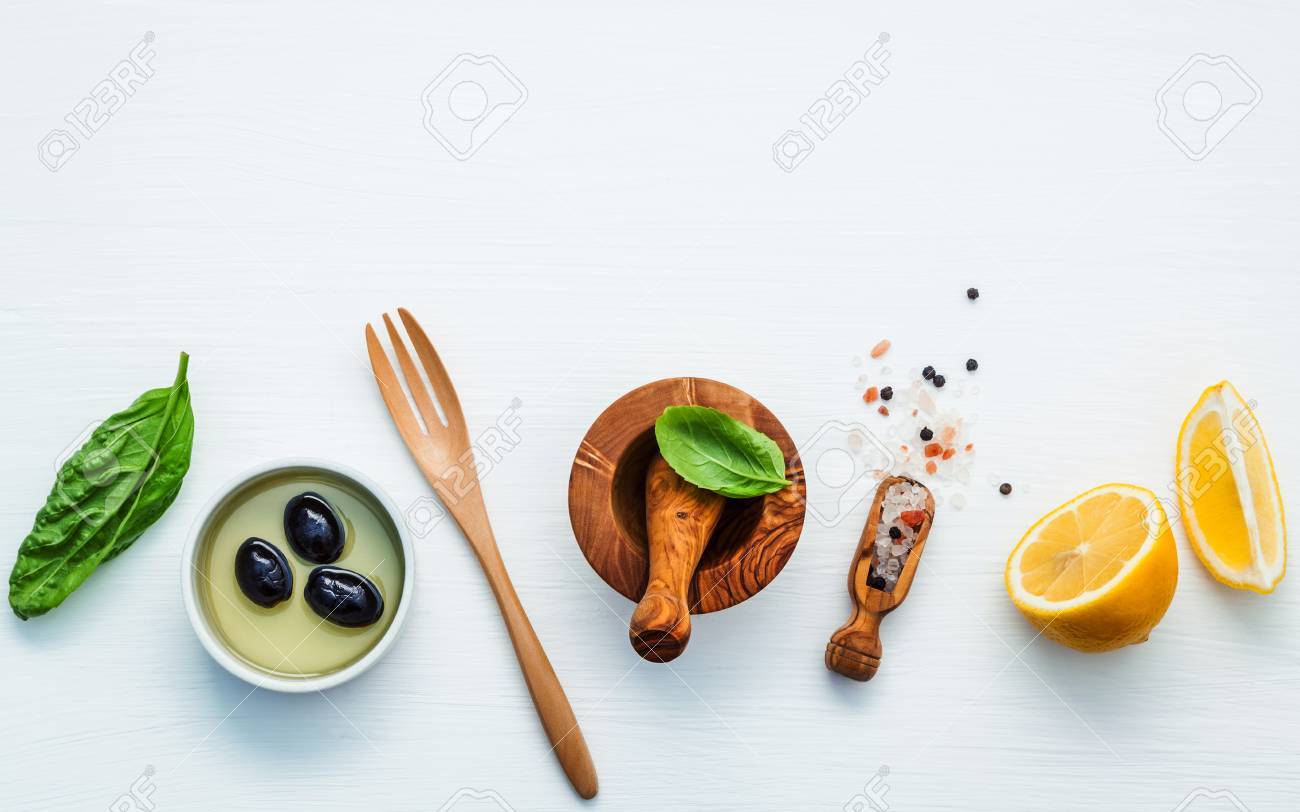 フラット木製白地甘いバジル ドレッシング ドレッシングの材料は 新鮮なスイートバジルの葉 レモン スライス エキストラバージン オリーブ オイル ブラック オリーブ ヒマラヤ塩 コショウに横たわっていた の写真素材 画像素材 Image