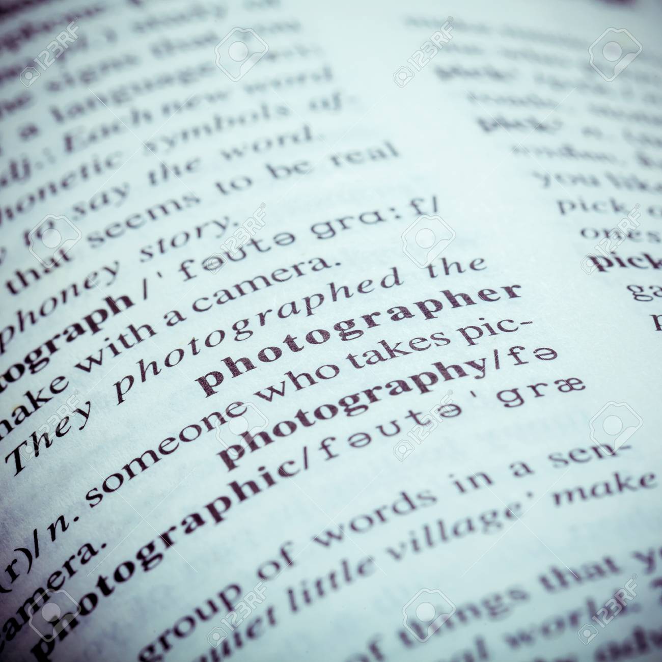 写真家の単語で古い英語辞書のページのクローズ アップ 浅い被写し界深度とトーンの英語の辞書の単語写真家のページ の写真素材 画像素材 Image