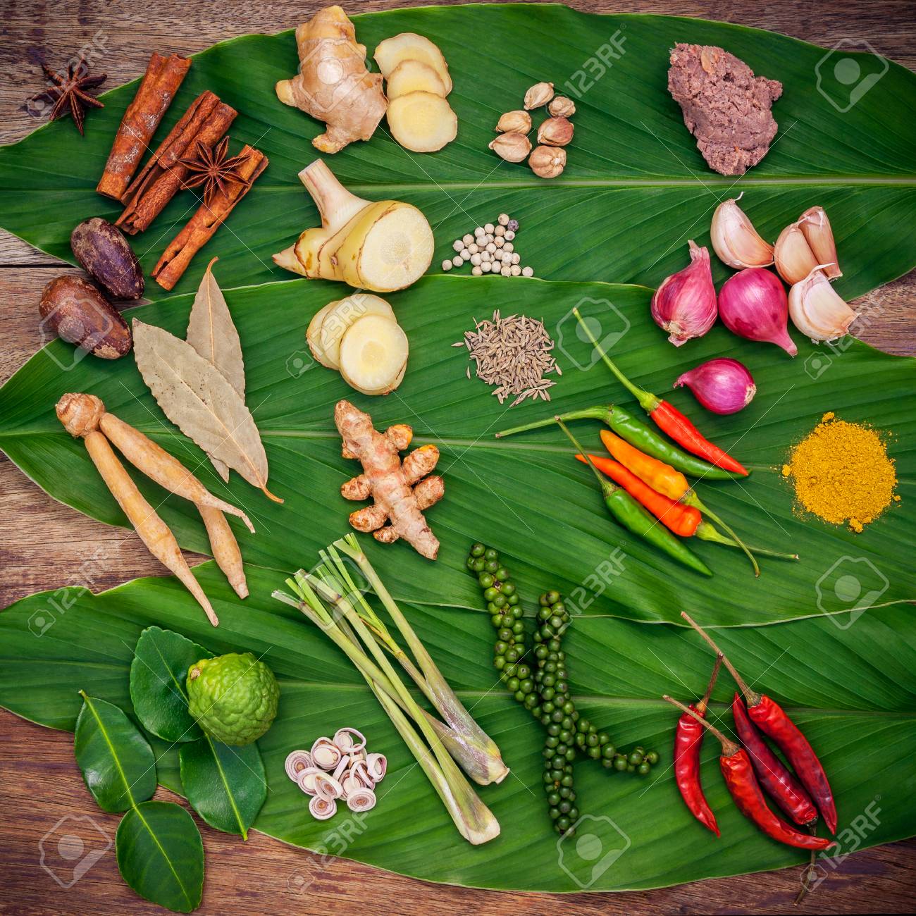 Verschiedene thailändische Lebensmittel Kochen Zutaten und Gewürz rot Curry-Paste Zutat der Thai beliebtes Essen auf Gelbwurz-Blatt-Hintergrund. Verschiedene thailändische Lebensmittel Kochen Zutaten und Gewürz rot Curry-Paste Zutat der Thai beliebtes Essen auf Gelbwurz-Blatt-Hintergrund.
