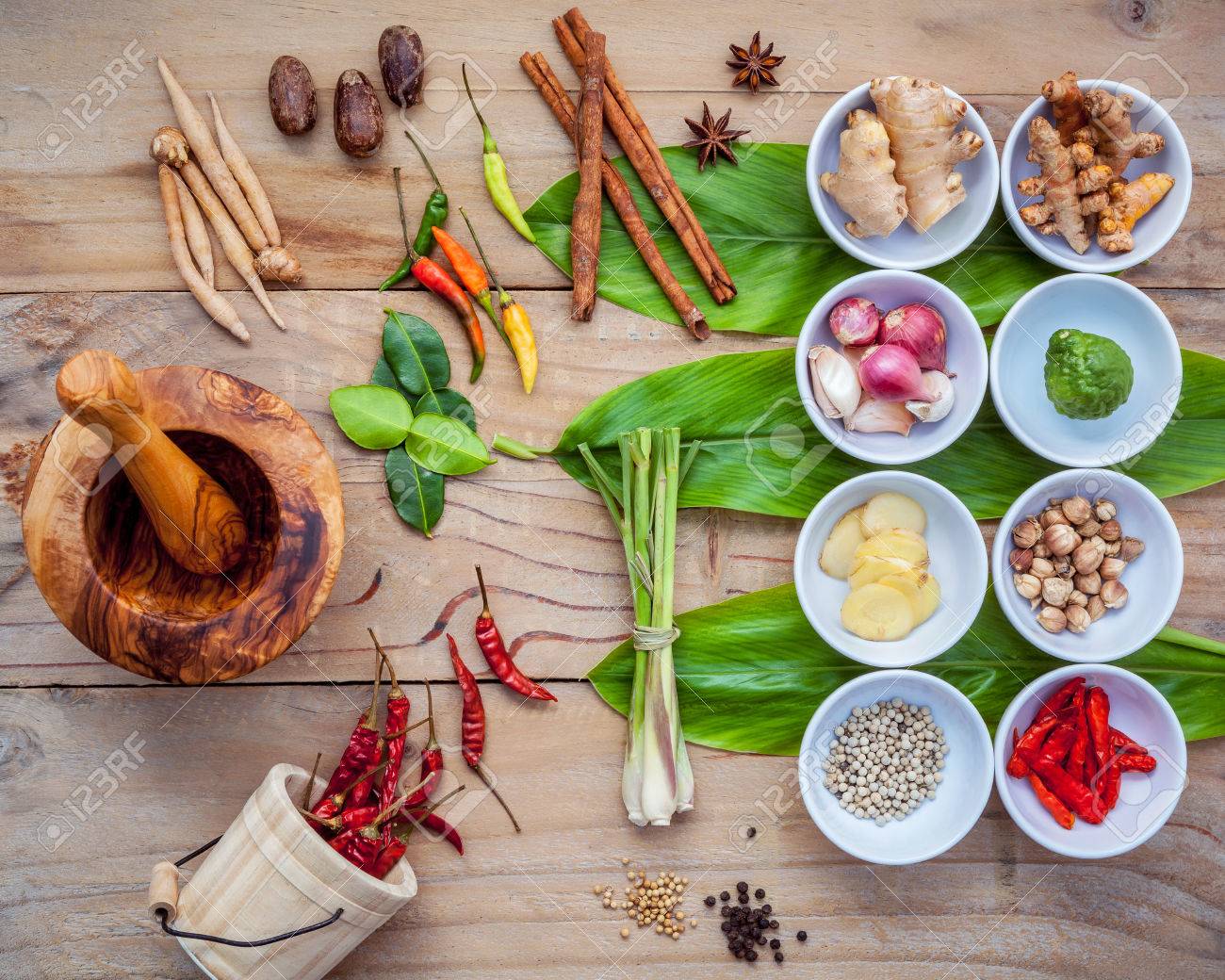 Verschiedene thailändische Lebensmittel kochen Zutaten für Gewürz rot Curry-Paste Zutat von Thai beliebtes Essen auf Galanga Blatt Hintergrund. Verschiedene thailändische Lebensmittel kochen Zutaten für Gewürz rot Curry-Paste Zutat von Thai beliebtes Essen auf Galanga Blatt Hintergrund.