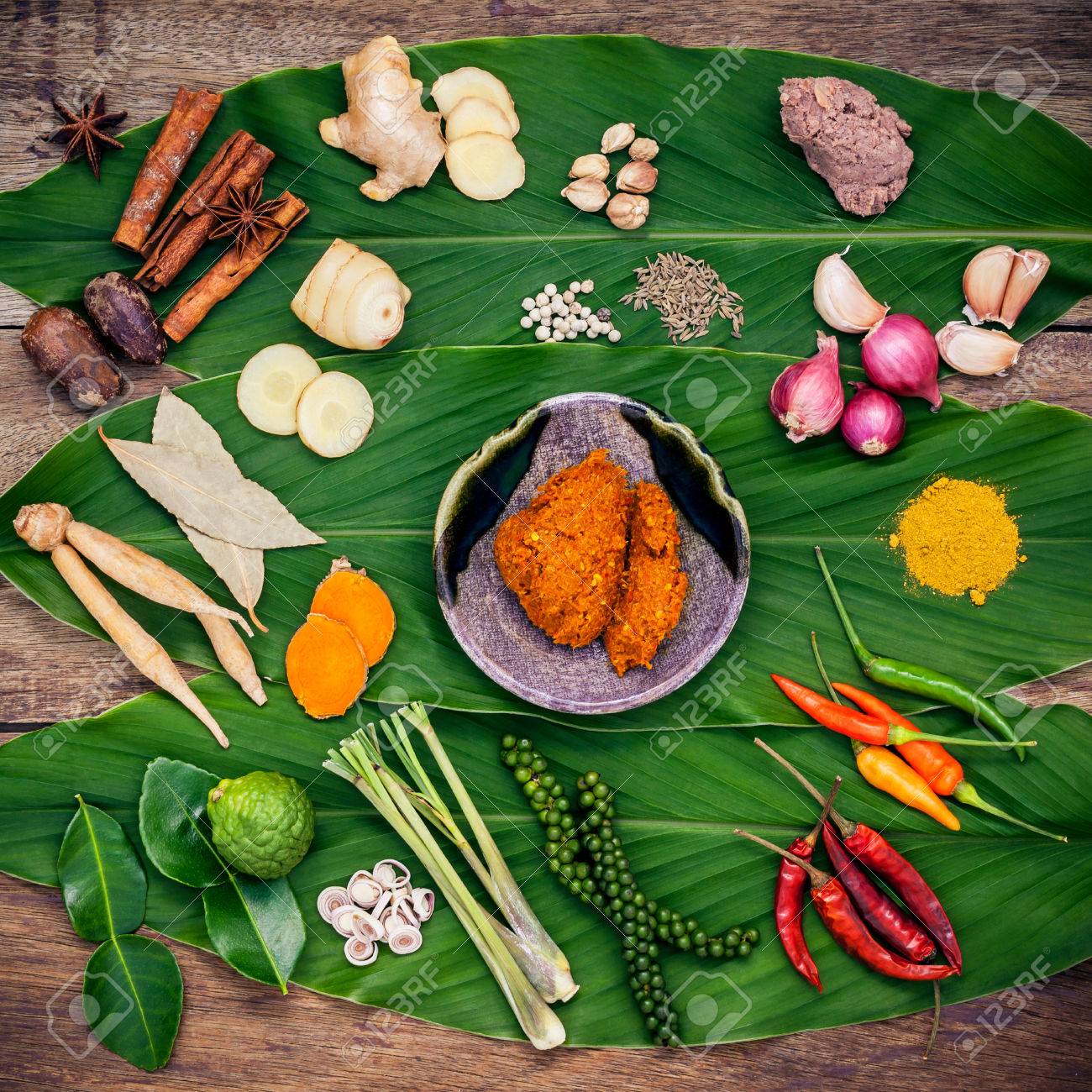 Verschiedene thailändische Lebensmittel Kochen Zutaten und Gewürz rot Curry-Paste Zutat der Thai beliebtes Essen auf Gelbwurz-Blatt-Hintergrund. Verschiedene thailändische Lebensmittel Kochen Zutaten und Gewürz rot Curry-Paste Zutat der Thai beliebtes Essen auf Gelbwurz-Blatt-Hintergrund.