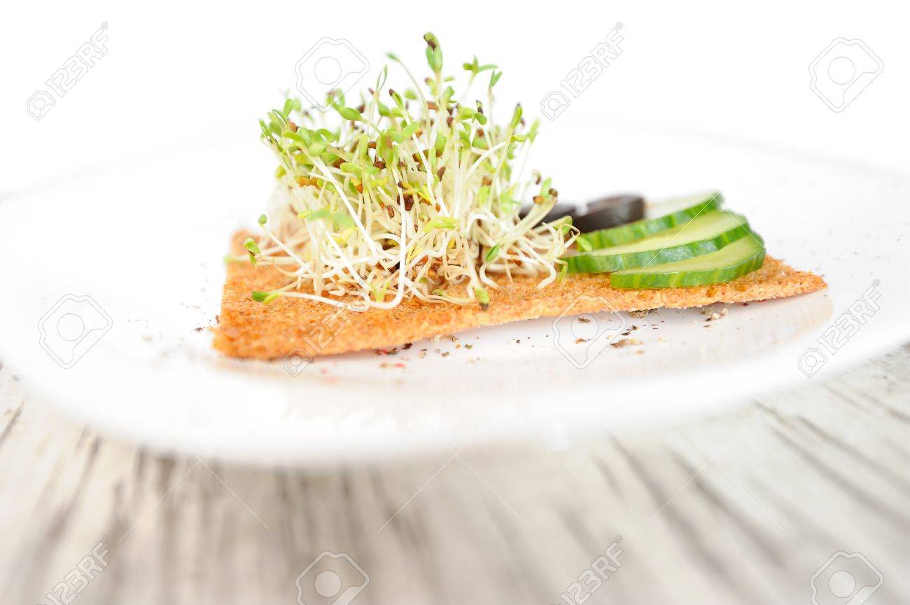 アルファルファの芽もの野菜種子のキュウリ オリーブ ライ麦パンのスライス添え の写真素材 画像素材 Image
